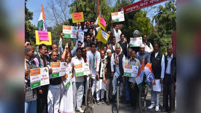 तेल की बढ़ी कीमतों के खिलाफ कांग्रेस का प्रदर्शन, रिक्शा चलाकर जताया विरोध
