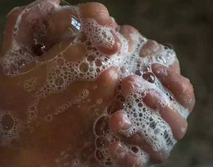 फोन साफ करने के बाद पानी से धोएं हाथ