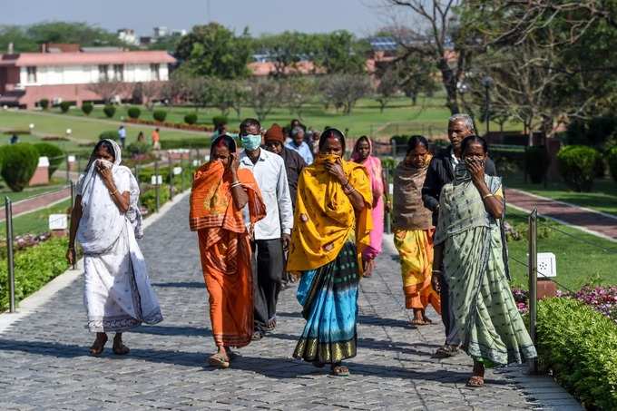 दिल्ली के लोटस टेंपल में आज आए लोगों में कुछ लोगों ने मास्क लगा रखा था और जिन लोगों के पास मास्क नहीं था, उन्होंने कपड़े से चेहरे को ढक रखा था।