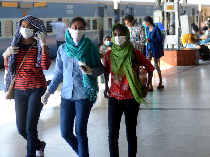 बेंगलुरु: रेलवे स्टेशन पर मास्क में दिखे यात्री