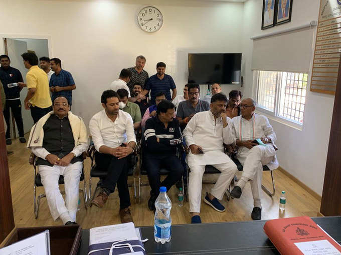 कांग्रेस नेता दिग्विजय सिंह को बेंगलुरु के अमृताहल्ली पुलिस स्टेशन में हिरासत में रख गया है। उनके साथ कर्नाटक कांग्रेस अध्यक्ष डीके शिवकुमार, मध्य प्रदेश कांग्रेस के नेता सज्जन सिंह वर्मा और कांतिलाल भूरिया भी हैं।