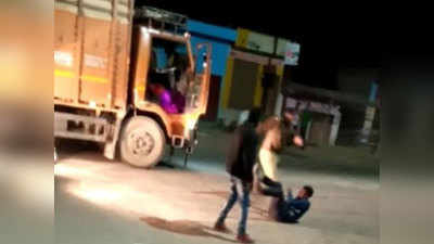 मथुराः सड़क पर खड़ा कर दिया कैंटर, सिंघम बने दरोगा ने ड्राइवर को लात-घूसों से पीटा