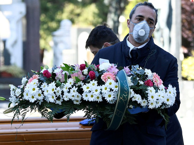 इटली : कोरोना वायरस ने लील ली एक पीढ़ी, दफनाने को कम पड़ रहे ताबूत