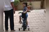 अपनी धुन में रहता है तैमूर अली खान, साइकिल चलाना भी सीख गया है