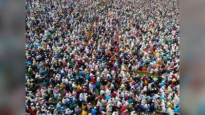 दुनिया कर रही सोशल डिस्टेंसिंग, बांग्लादेश में कोरोना भगाने उमड़ी 25,000 की भीड़