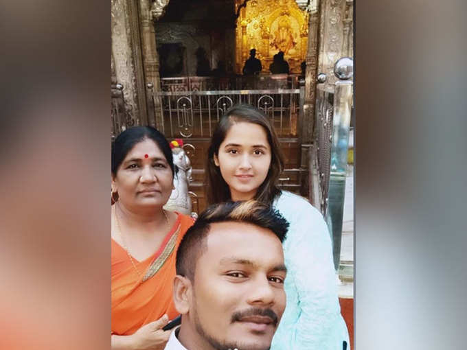 मां के साथ मंदिर में काजल राघवानी