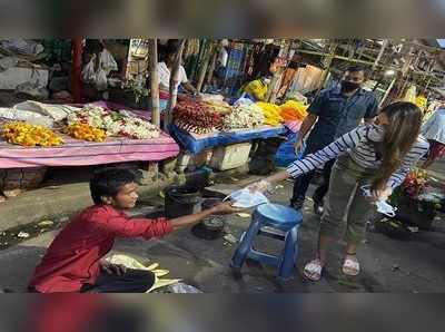 জন-নায়িকা! কালীঘাটের ফুটপাথে মাস্ক বিলি নুসরতের...