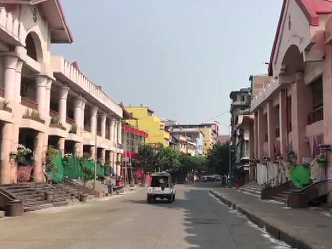 मणिपुर में खाली सड़क और पुलिस