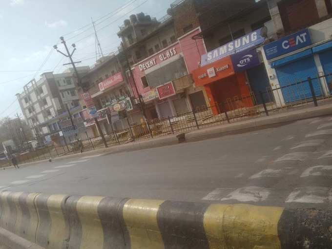 फिरोजाबाद में भी सड़कें सूनसान (फोटो- द्विजेंद्र शर्मा)