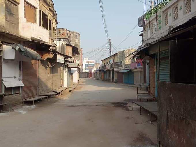 अंबेडकरनगर में भी सड़कें-बाजार सब बंद (फोटो- अरुणेश)