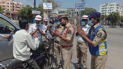 Janta Caurfew: వినూత్నంగా బుద్ధి చెప్పిన పోలీసులు.. సిగ్గుతో జనం అవస్థలు