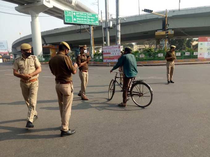 लखनऊ के पॉलिटेक्निक चौराहे पर जो लोग सड़कों पर निकल रहे हैं, पुलिस उनसे जनता कर्फ्यू का पालन करने की कर रही है अपील