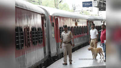 Coronavirus in india: कोविड-19 के संक्रमण के चलते रेलवे ने रद्द कीं सारी ट्रेनें, सिर्फ मालगाड़ी चलेगी