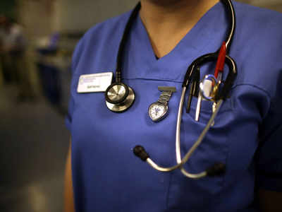 ब्रिटेन: कोरोना वायरस से बचा रहीं नर्सों से ही लड़ रहे लोग, मारपीट-थूके जाने के वाकये सामने आए