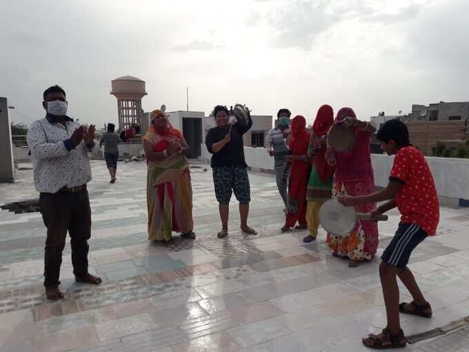 अपनी अपनी छतों और बालकनी से ताली, था्ली, शंख बजाकर लोग शुक्रिया अदा कर रहे हैं।