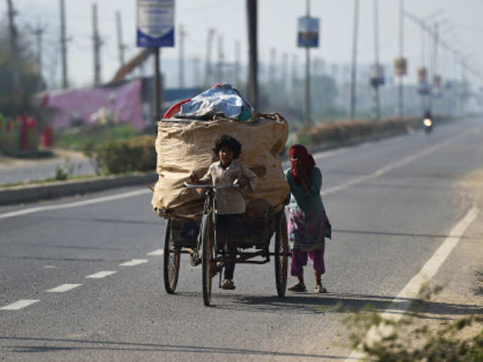 कर्फ्यू से पहले काम