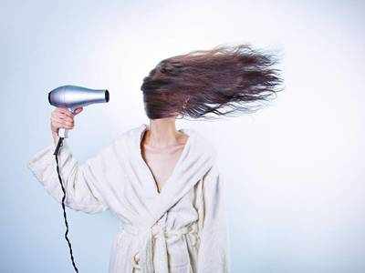 रात के समय में बालों को धोना पड़ सकता है भारी, यहां जान लीजिए इसके नुकसान