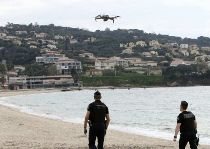 फ्रान्समध्ये हेलिकॉप्टर, ड्रोनची मदत