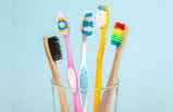 इस तरह चुनें अपने लिए बेस्ट टूथब्रश ताकि बनी रहे दांतों और मसूड़ों की सेहत