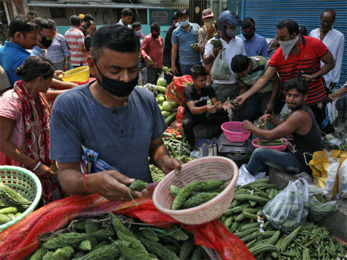 लॉकडाउन से पहले मची सब्जी खरीदने की होड़