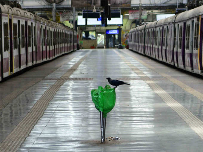 मुंबई में लॉकडाउन का दिखा असर, स्टेशनों पर सन्नाटा