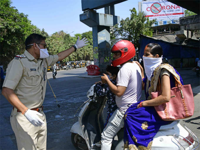 मुंबई पुलिस ने दिखाई सख्ती, लोगों की आईडी कीं चेक