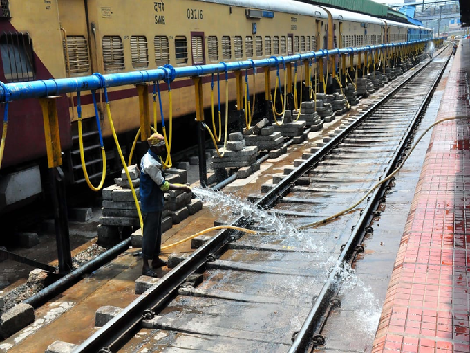 ರೈಲ್ವೆ  ಟ್ರ್ಯಾಕ್‌ ಶುಚಿಗೊಳಿಸಿದ ಸಿಬ್ಬಂದಿ