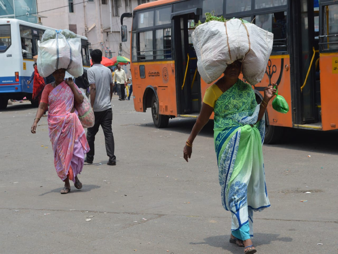 ಬಸ್‌ ಇಲ್ಲದೆ ಪ್ರಯಾಣಿಕರ ಪರದಾಟ