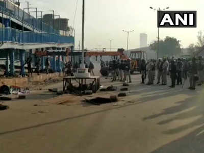 दिल्ली में कोरोना वायरस: शाहीन बाग खाली, पुलिस ने टेंट हटा सड़क खाली करवाई