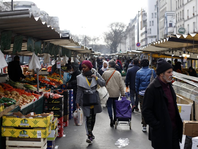 फ्रांसः फूड बाजारों में लगी है भीड़