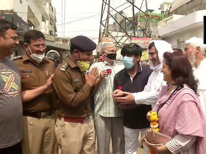 दिल्ली पुलिस का फूल से स्वागत
