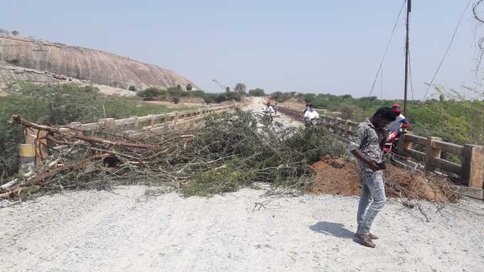 సోషల్ డిస్టాన్సింగ్‌: రోడ్లు బంద్ చేస్తోన్న గ్రామస్థులు.. ఇంట్లో ఉండండని హితవు