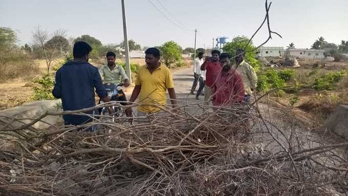 సోషల్ డిస్టాన్సింగ్‌: రోడ్లు బంద్ చేస్తోన్న గ్రామస్థులు.. ఇంట్లో ఉండండని హితవు