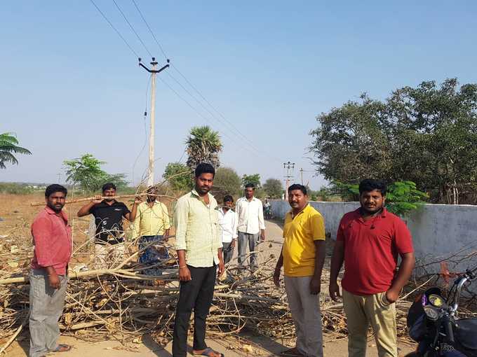 సోషల్ డిస్టాన్సింగ్‌: రోడ్లు బంద్ చేస్తోన్న గ్రామస్థులు.. ఇంట్లో ఉండండని హితవు