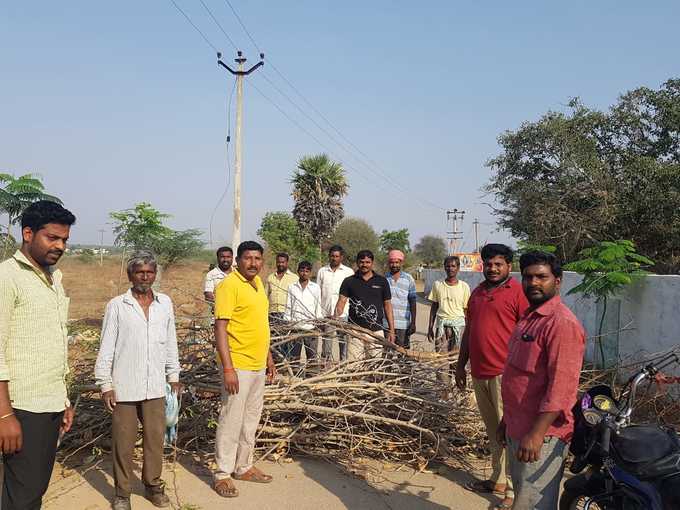 సోషల్ డిస్టాన్సింగ్‌: రోడ్లు బంద్ చేస్తోన్న గ్రామస్థులు.. ఇంట్లో ఉండండని హితవు