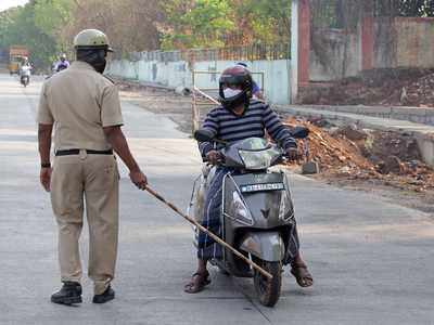 ದಾವಣಗೆರೆ: ಬೀದಿ ಸುತ್ತುವ ಪಬ್ಲಿಕ್‌ಗೆ ಬಿತ್ತು ಲಾಠಿ ಪೆಟ್ಟು