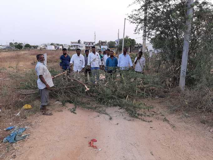 సోషల్ డిస్టాన్సింగ్‌: రోడ్లు బంద్ చేస్తోన్న గ్రామస్థులు.. ఇంట్లో ఉండండని హితవు