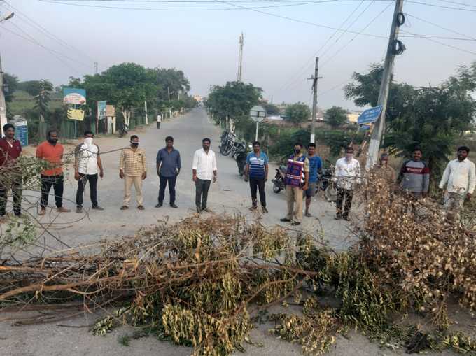 సోషల్ డిస్టాన్సింగ్‌: రోడ్లు బంద్ చేస్తోన్న గ్రామస్థులు.. ఇంట్లో ఉండండని హితవు