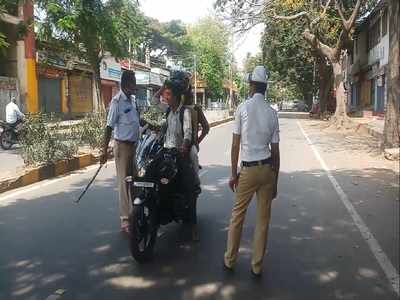 ಲಾಕ್‌ ಡೌನ್‌ ನಡುವೆಯೂ ರೋಡಿಗಿಳಿದ ವಾಹನ ಸವಾರರಿಗೆ ಪೊಲೀಸರ ಲಾಠಿ ರುಚಿ..!