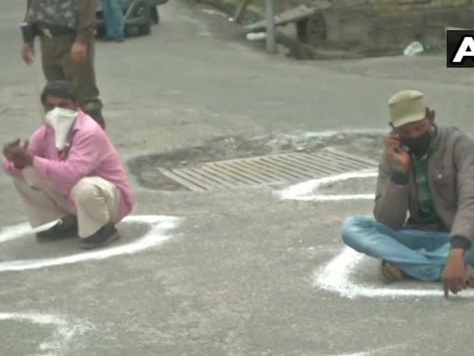 जम्मू-कश्मीर पुलिस ने सड़क पर बैठाया