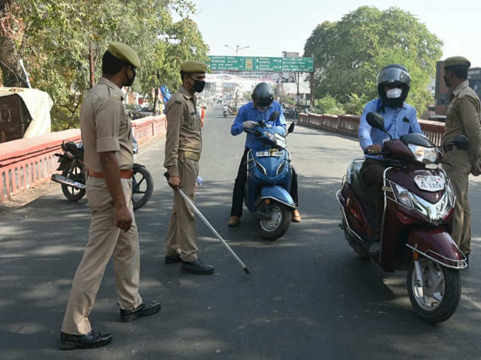 रोक के बावजूद घर से निकल रहे लोग