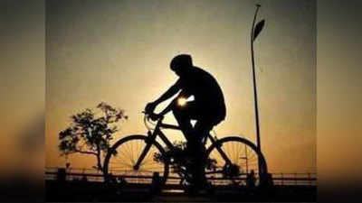 लॉकडाउन ग्राउंड रिपोर्ट: खाने को कुछ नहीं, 800 किलोमीटर दूर घर, साइकल से ही चल पड़े...