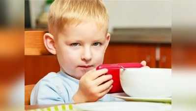 तुमचं बाळही जेवताना मोबाइलवर खेळतं गेम? होतील ‘हे’ गंभीर आजार