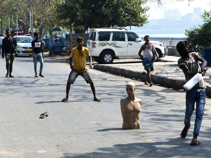 लॉकडाउन में बीच सड़क पर क्रिकेट का खेल