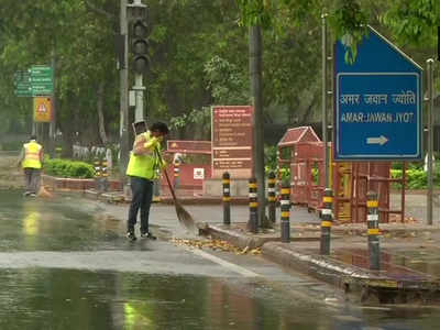 दिल्ली में हल्की बारिश से मौसम में आई ठंडक