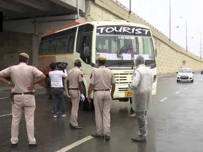दिल्ली: पुलिस ने पकड़ी 14 जापानी नागरिकों को ले जा रही बस
