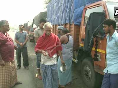 लॉकडाउन: हाइवे पर लॉक हुई ट्रक ड्राइवरों की जिंदगी, नमक-रोटी खाकर कर रहे गुजारा