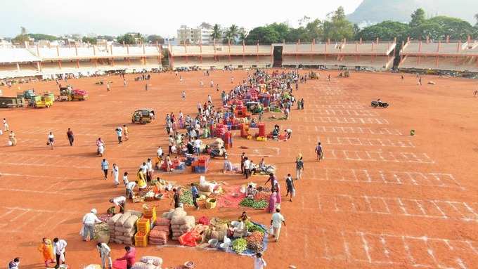 సోషల్ డిస్టాన్సింగ్‌ రైతు బజార్ @ విజయవాడ