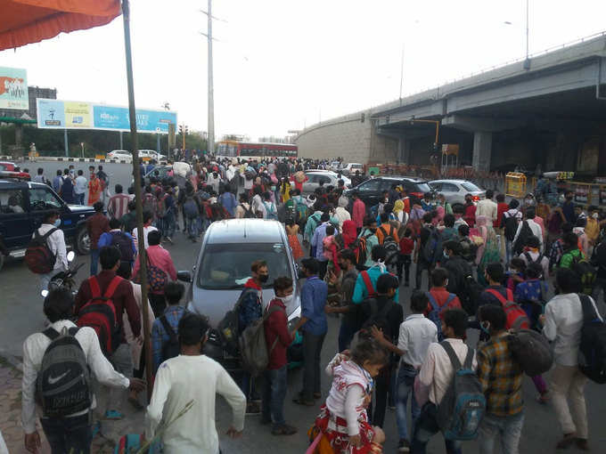 दिल्ली-यूपी बॉर्डर पर मजदूरों की भीड़