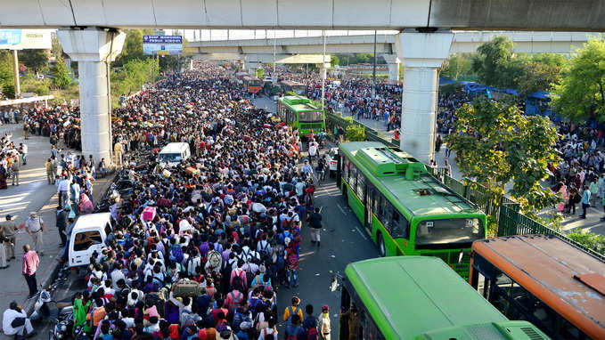 వేలాది మందితో కిటకిటలాడిన ఢిల్లీ ఆనంద్ విహార్ బస్ టెర్మినల్ 